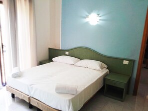 In-room safe, desk, blackout curtains, iron/ironing board - Sweet Home La Conturella (Ricadi)