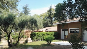 A residential area with a house, a driveway, and surrounding greenery. - Sweet Home La Conturella (Ricadi)