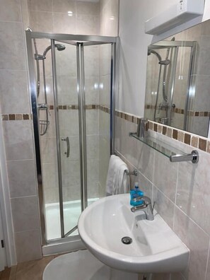 Shower, free toiletries, hair dryer, towels - Rivendell Guest House (Southampton)