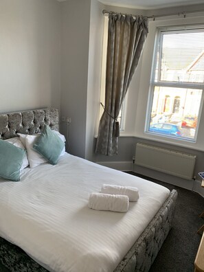 Classic Double Room | Bathroom amenities | Shower, free toiletries, hair dryer, towels - Rivendell Guest House (Southampton)