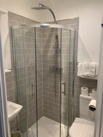 经典双床房 | 浴室 | 淋浴设施、免费洗浴用品、吹风机、毛巾