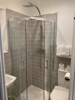 Phòng 2 giường đơn phong cách cổ điển | Phòng tắm | Buồng tắm vòi sen, đồ dùng nhà tắm miễn phí, máy sấy tóc, khăn tắm