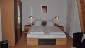 Skrivebord, strykejern/-brett og barnesenger (inkludert)