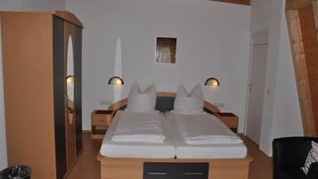 مكتب ومكواة/لوح كي وأسرّة أطفال/رضّع (مجانًا) وواي فاي مجانًا