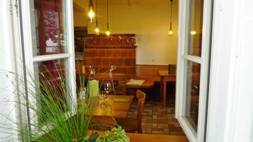 تقديم الإفطار والعشاء