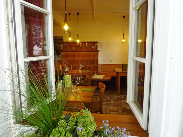 Petit déjeuner et dîner servis sur place