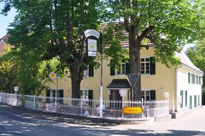 A yellow building with a sign reading "Warteck Hotel-Gasthof" and a yellow sign indicating "Lippurg 3 km". - Gasthaus Warteck (Muellheim)