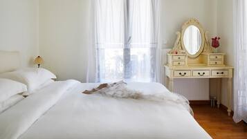 2 bedrooms, in-room safe, desk, iron/ironing board