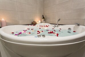 高級套房 | 浴室 | 吹風機、坐浴桶、毛巾、肥皂