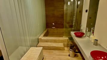 Suite Superior | Bagno | Asciugacapelli, bidet, asciugamani, sapone