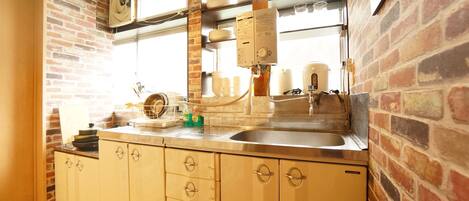 Ensemble baignoire-douche, séchoir à cheveux, bidet, serviettes fournies