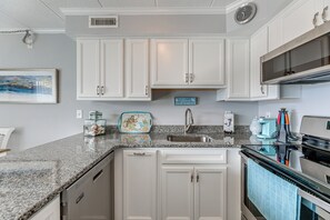 Kjøleskap, mikrobølgeovn, kokeplater og oppvaskmaskin