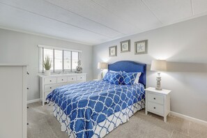 2 soverom, skrivebord, strykejern/-brett og internettilgang