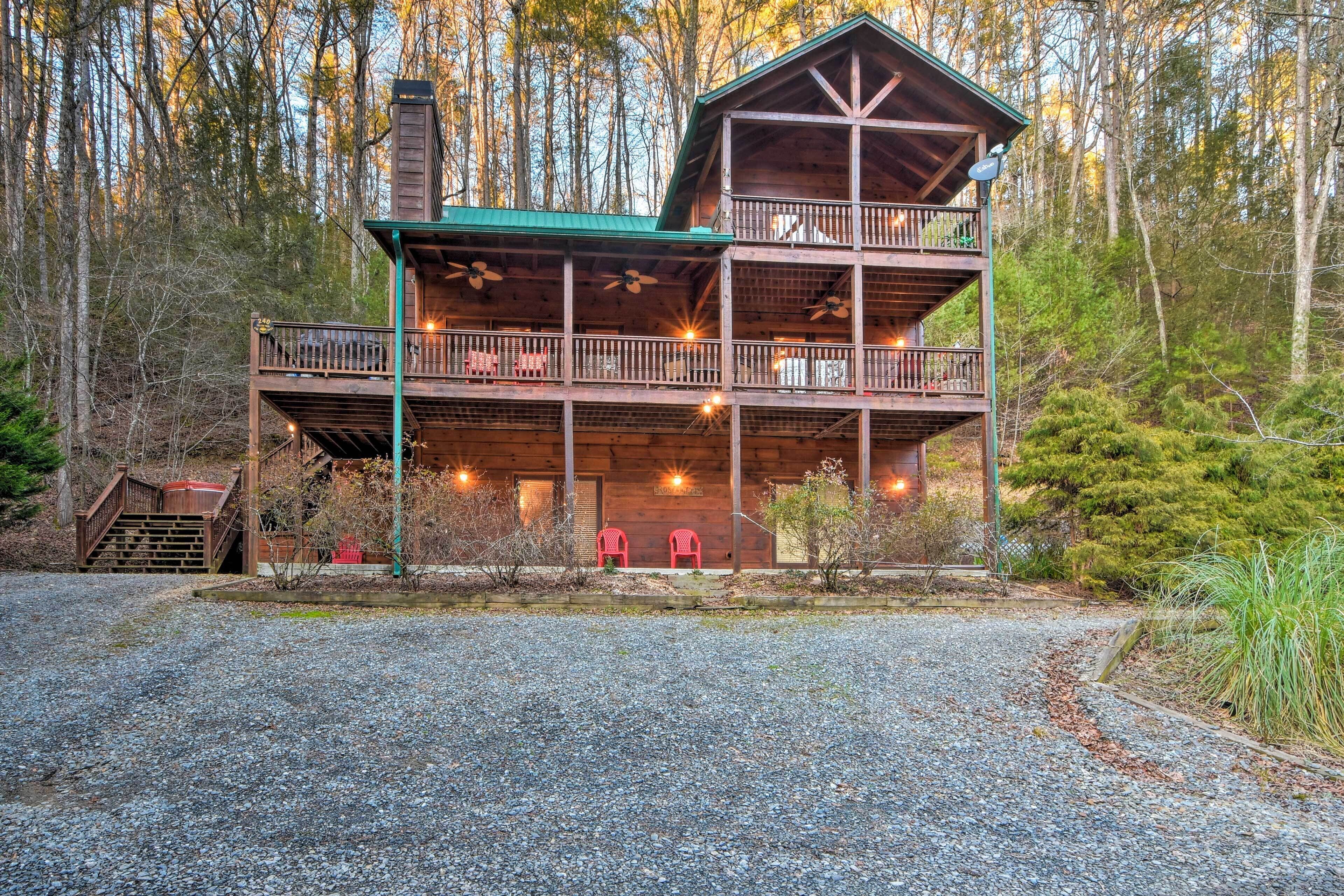 Riverside Ellijay Cabin w/ Hot Tub & Game Room