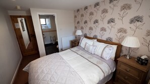 Habitación doble clásica, 1 cama matrimonial | Tabla de planchar con plancha, wifi gratis y ropa de cama 