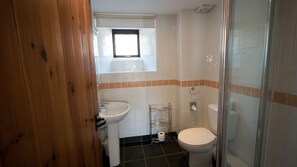 Habitación doble clásica, 1 cama matrimonial | Baño | Regadera, amenidades de baño gratuitas, secadora de cabello 