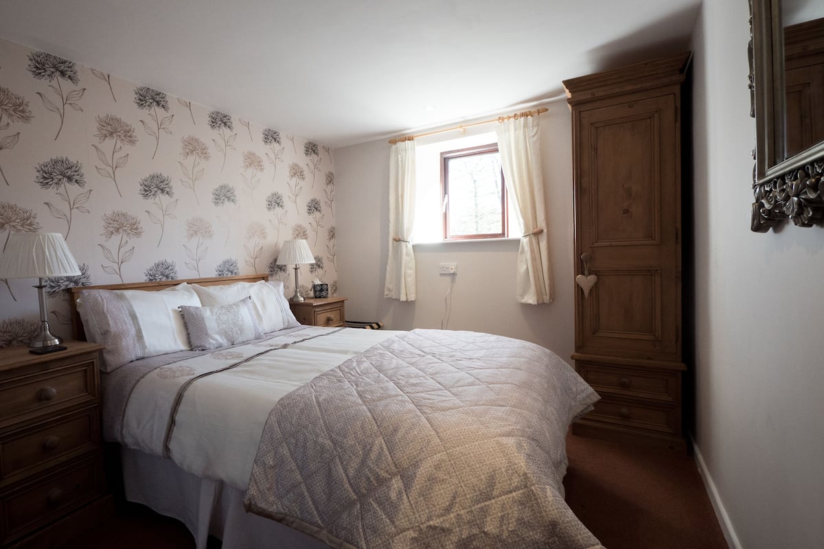 Classic Double Room, 1 Double Bed | Iron/ironing board, free WiFi, bed sheets