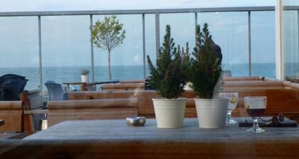 Unser Haus steht auf einem sehr schönen Grundstück in einer privaten Parkanlage.