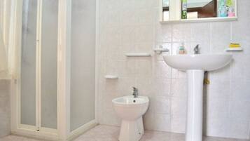 Kostenlose Toilettenartikel, Haartrockner, HandtĂŒcher