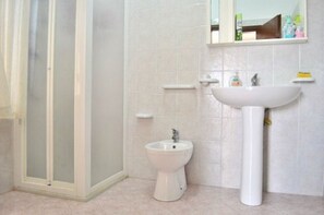 Douche, articles de toilette gratuits, sèche-cheveux, bidet