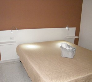 2 bedrooms, desk, iron/ironing board, bed sheets