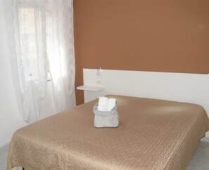 2 slaapkamers, een bureau, een strijkplank/strijkijzer, beddengoed