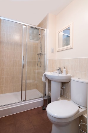 Apartment, 2 Bedrooms | Bathroom shower - Bladon Court (Basingstoke)