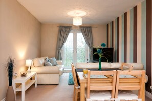 Apartment, 2 Bedrooms | Living area | Flat-screen TV, Netflix - Bladon Court (Basingstoke)