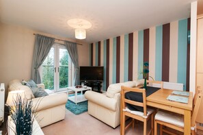 Apartment, 2 Bedrooms | Living area