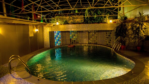 Indoor pool, outdoor pool - Georgetown Hotel (Lagos)