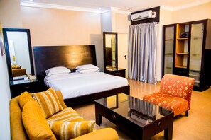 Kamar Eksekutif | Brankas, meja kerja, tirai kedap cahaya, dan kedap suara