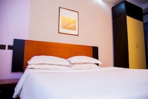 Deluxe Room | In-room safe, desk, blackout drapes, soundproofing - Georgetown Hotel (Lagos)