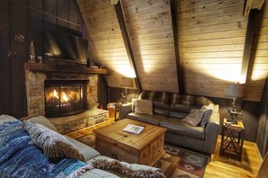 TV, fireplace, video games, DVD player - Come SKI on the BEECH! Book your ski trip NOW, weekends going fast. (Beech Mountain)