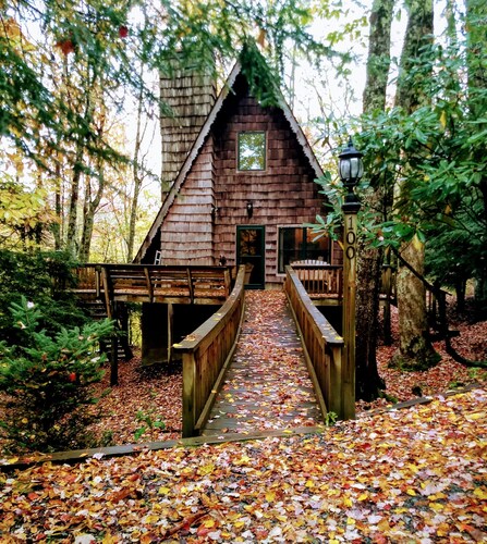 Kodikas A-runko metsässä. Tule ja oleskele oikeassa vuoristomökissä tällä viikonloppuna!