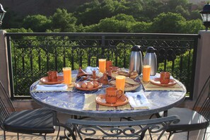 Petit déjeuner composé de spécialités régionales compris tous les jours