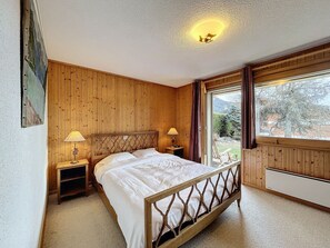 3 bedrooms, soundproofing, iron/ironing board, Internet