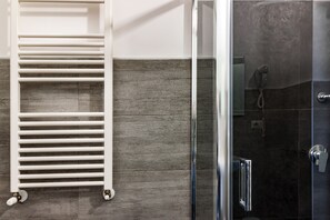 Een douche, een haardroger, pantoffels, een bidet