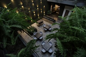 Un'area patio esterna con posti a sedere e un elemento decorativo a base d'acqua.