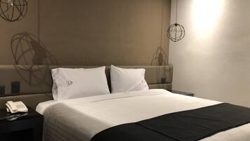 Superior-værelse - 1 kingsize-seng - udsigt til gårdsplads | Pengeskab på værelset, mørklægningsgardiner, strygejern/strygebræt