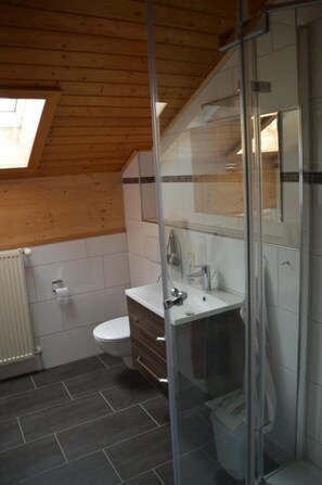 อพาร์ทเมนท์, 2 ห้องนอน, ระเบียง (III) | ห้องน้ำ | ฝักบัว, ของใช้ในห้องน้ำฟรี, ไดร์เป่าผม, ผ้าเช็ดตัว