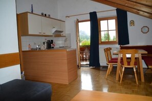 อพาร์ทเมนท์, 2 ห้องนอน, ระเบียง (III) | ครัวส่วนตัว | ตู้เย็น, เตาประกอบอาหาร, เครื่องชงกาแฟ/ชา, กาต้มน้ำไฟฟ้า