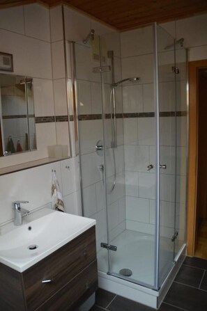 Apartment, 1 Bedroom, Balcony (I) | Bilik Mandi | Pancuran mandi, kelengkapan dandanan diri percuma, pengering rambut 