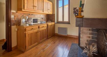 Independent apartment for 4 to 5 people, town center and very quiet.