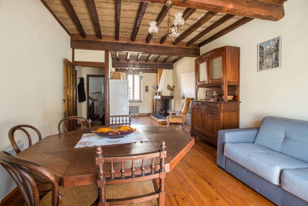 Televisión y chimenea 