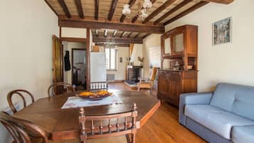 Televisión y chimenea