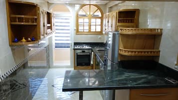 Mikroaaltouuni, astianpesukone, kahvin-/teenkeitin