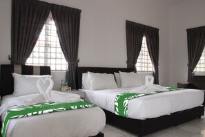 Deluxe Triple Room, 1 Bedroom | Blackout drapes, iron/ironing board, bed sheets
