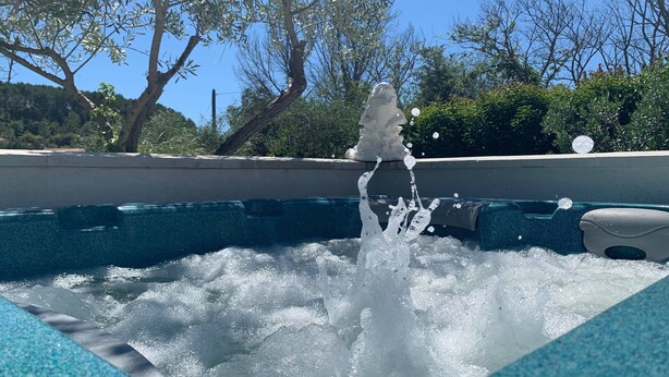 Uma piscina com um recurso de fonte de água.
