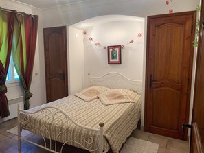 4 makuuhuonetta, silitysrauta/-lauta, vauvan matkasänky, ilmainen Wi-Fi