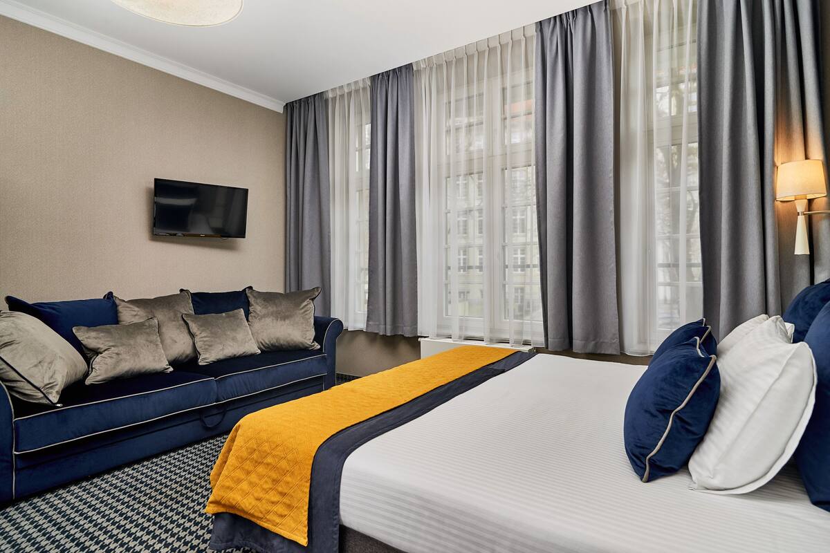 Habitación cuádruple superior, aire acondicionado | Escritorio, espacio para trabajar con laptop y cortinas blackout 